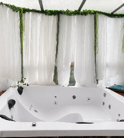 Banheira da Cabana Nárnia para momentos de relaxamento
