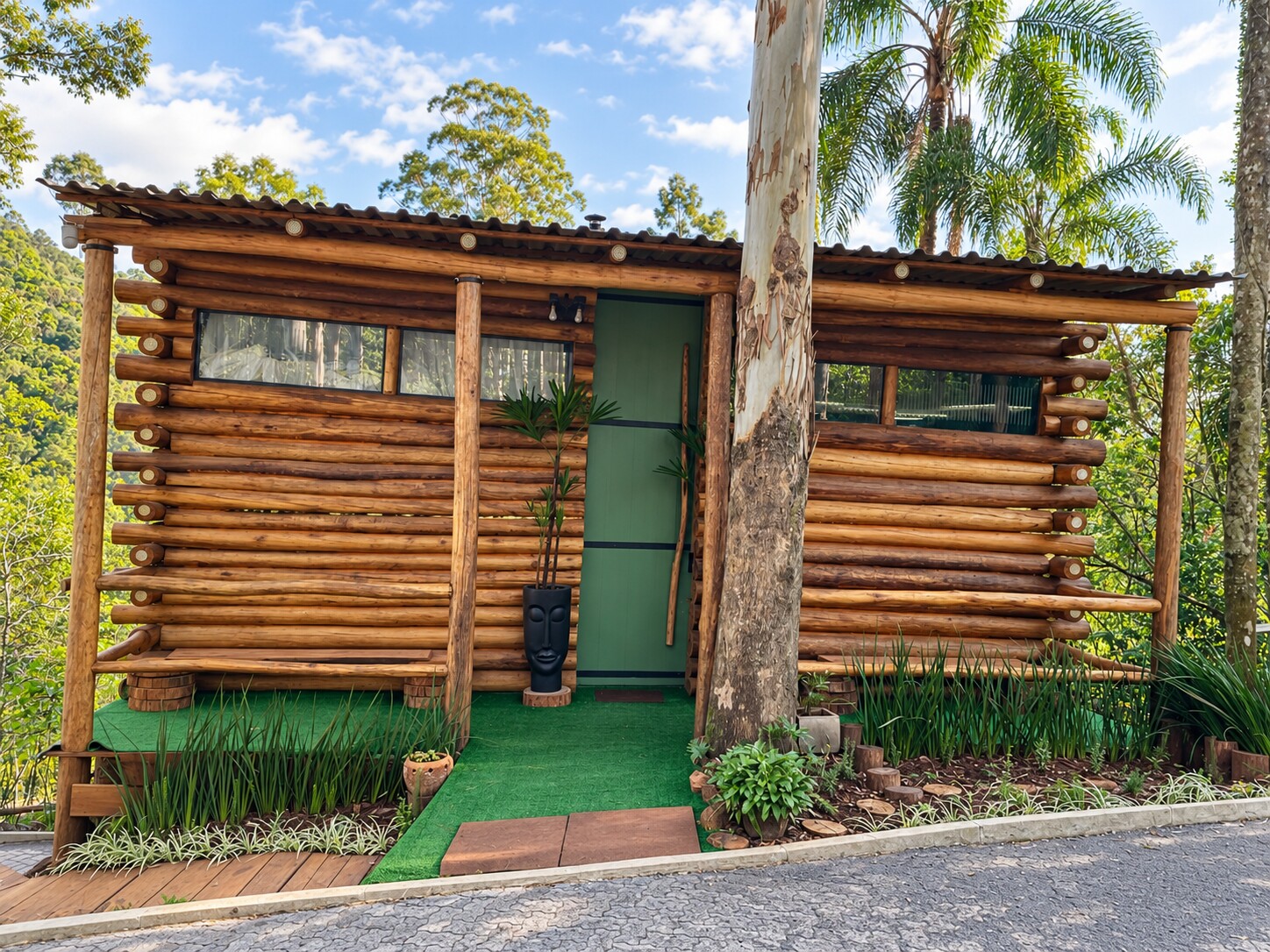 Frente real da Cabana Nárnia, com porta verde e vaso preto na entrada
